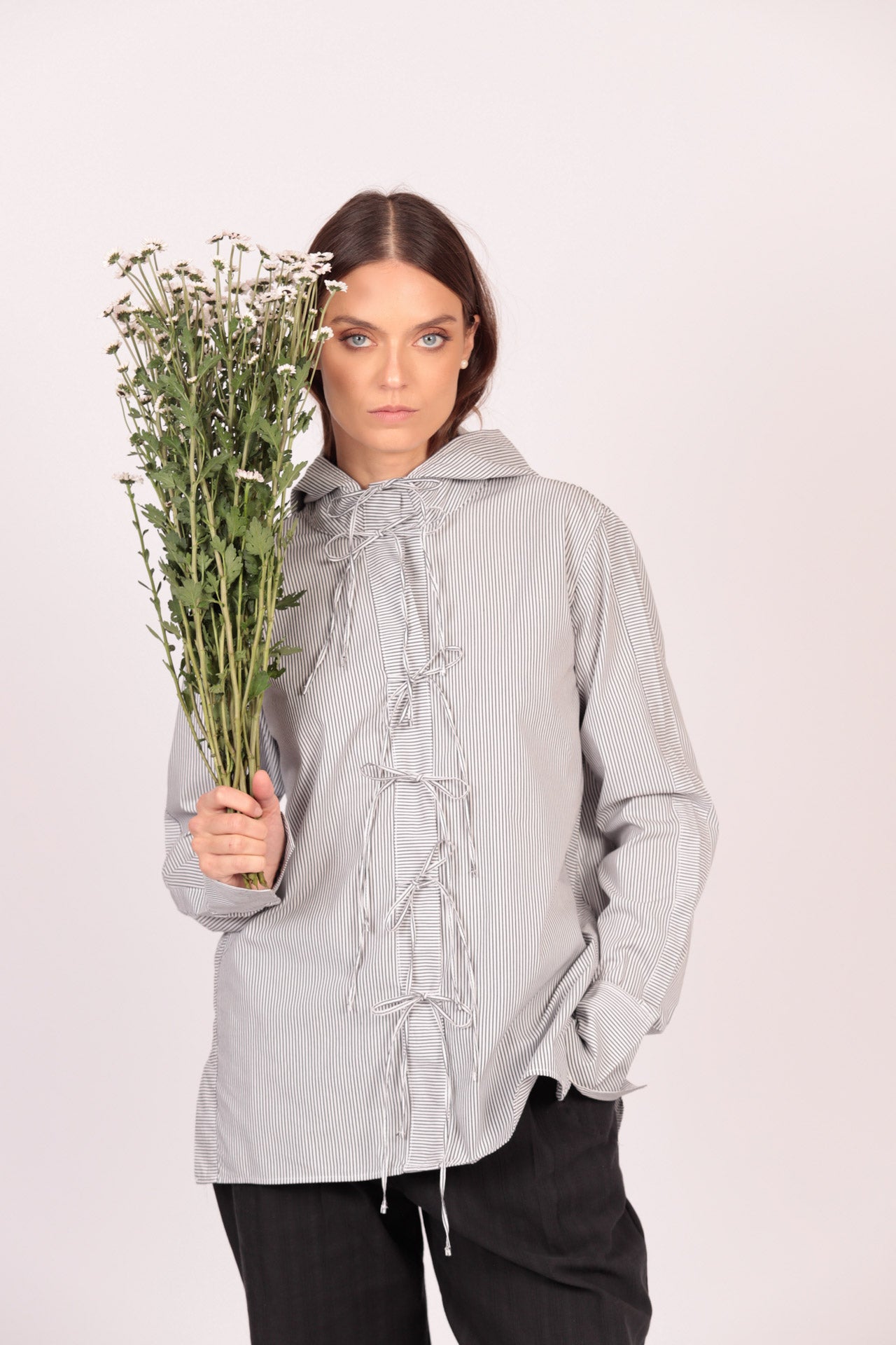 Camisa Beo (rayas grises con blanco)