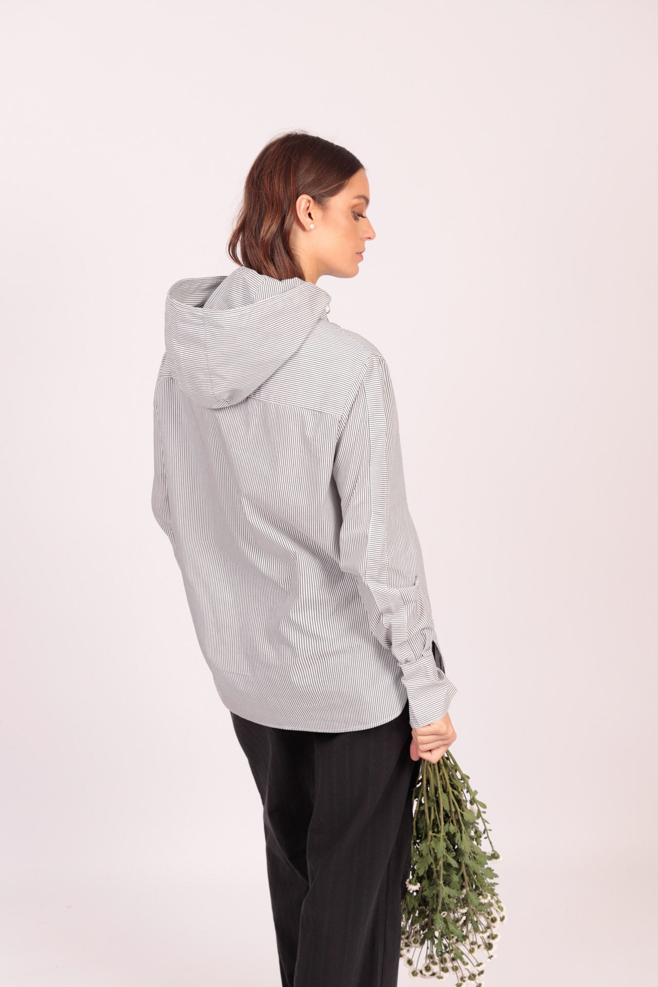 Camisa Beo (rayas grises con blanco)