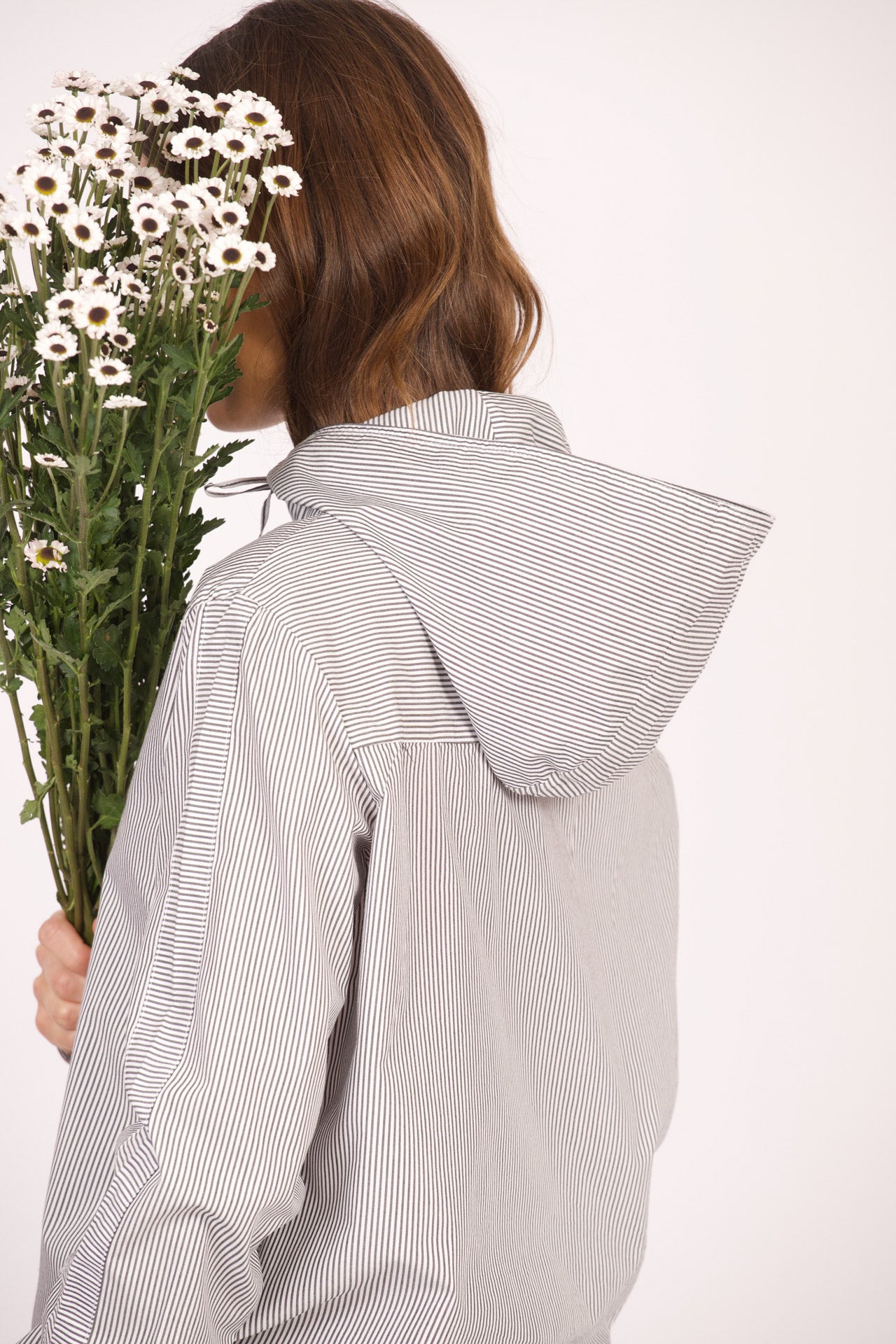 Camisa Beo (rayas grises con blanco)