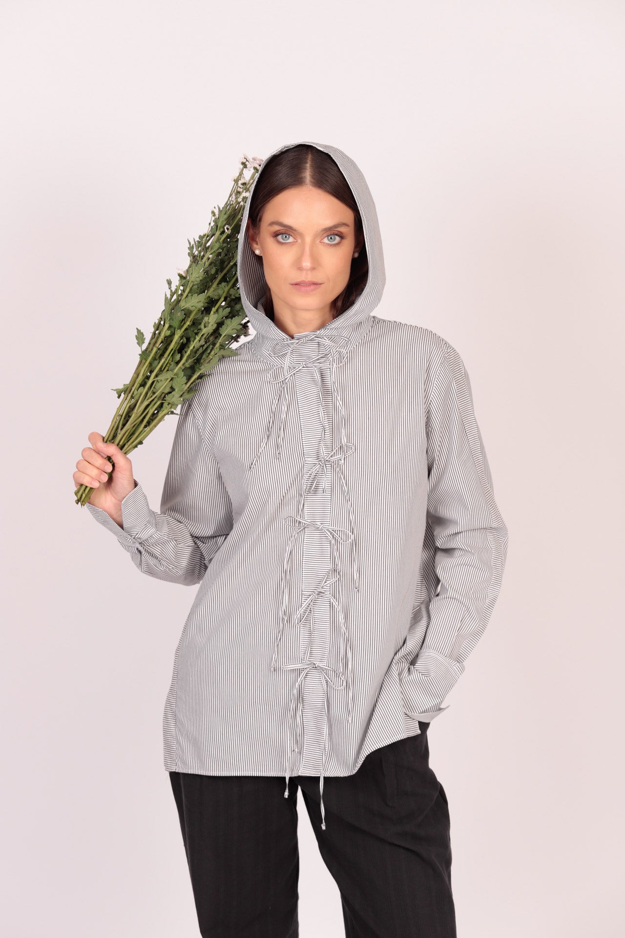 Camisa Beo (rayas grises con blanco)