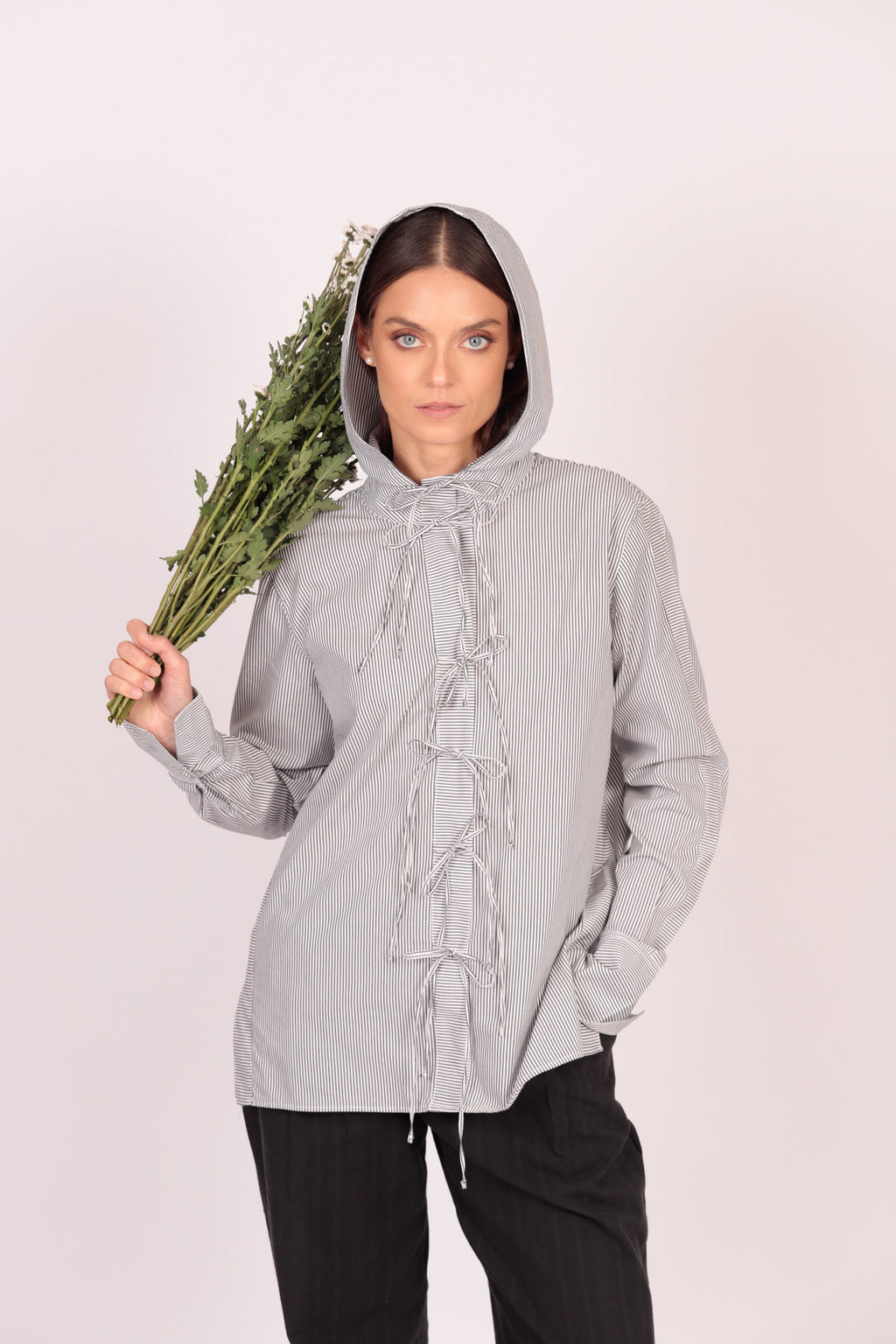 Camisa Beo (rayas grises con blanco)