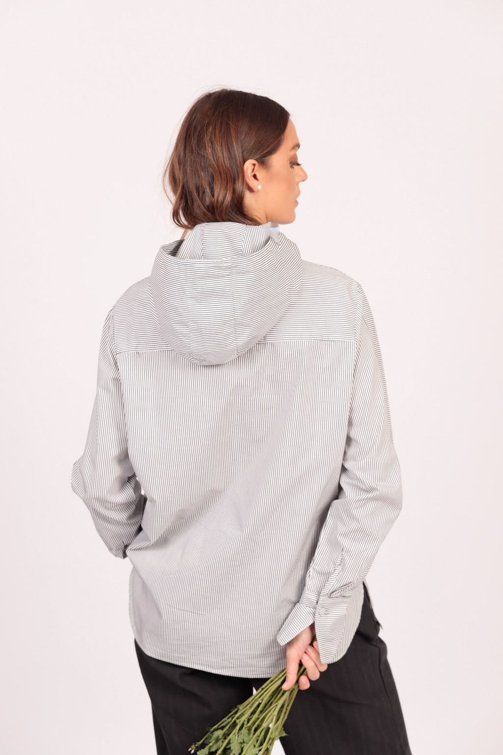 Camisa Beo (rayas grises con blanco)
