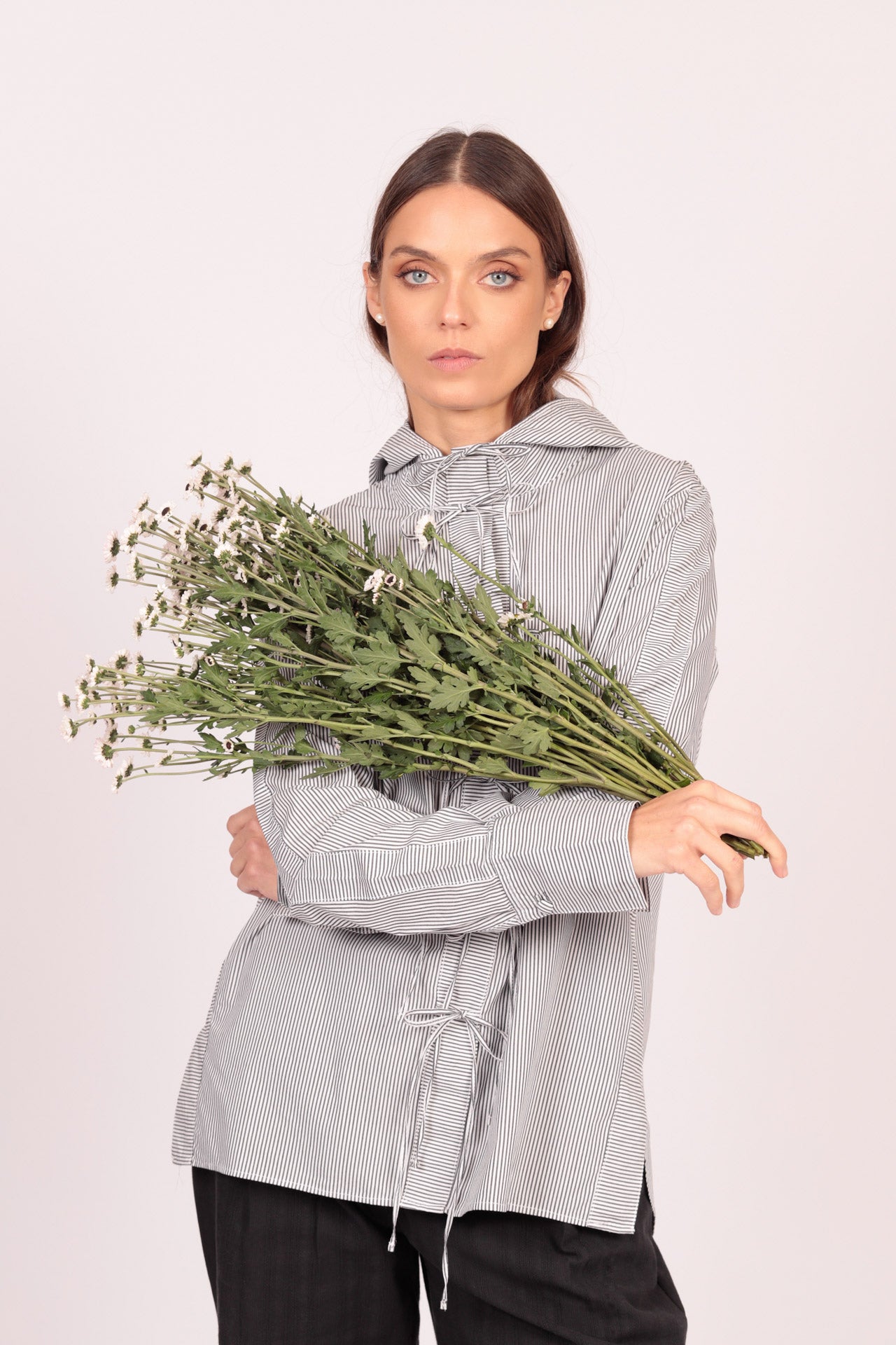 Camisa Beo (rayas grises con blanco)