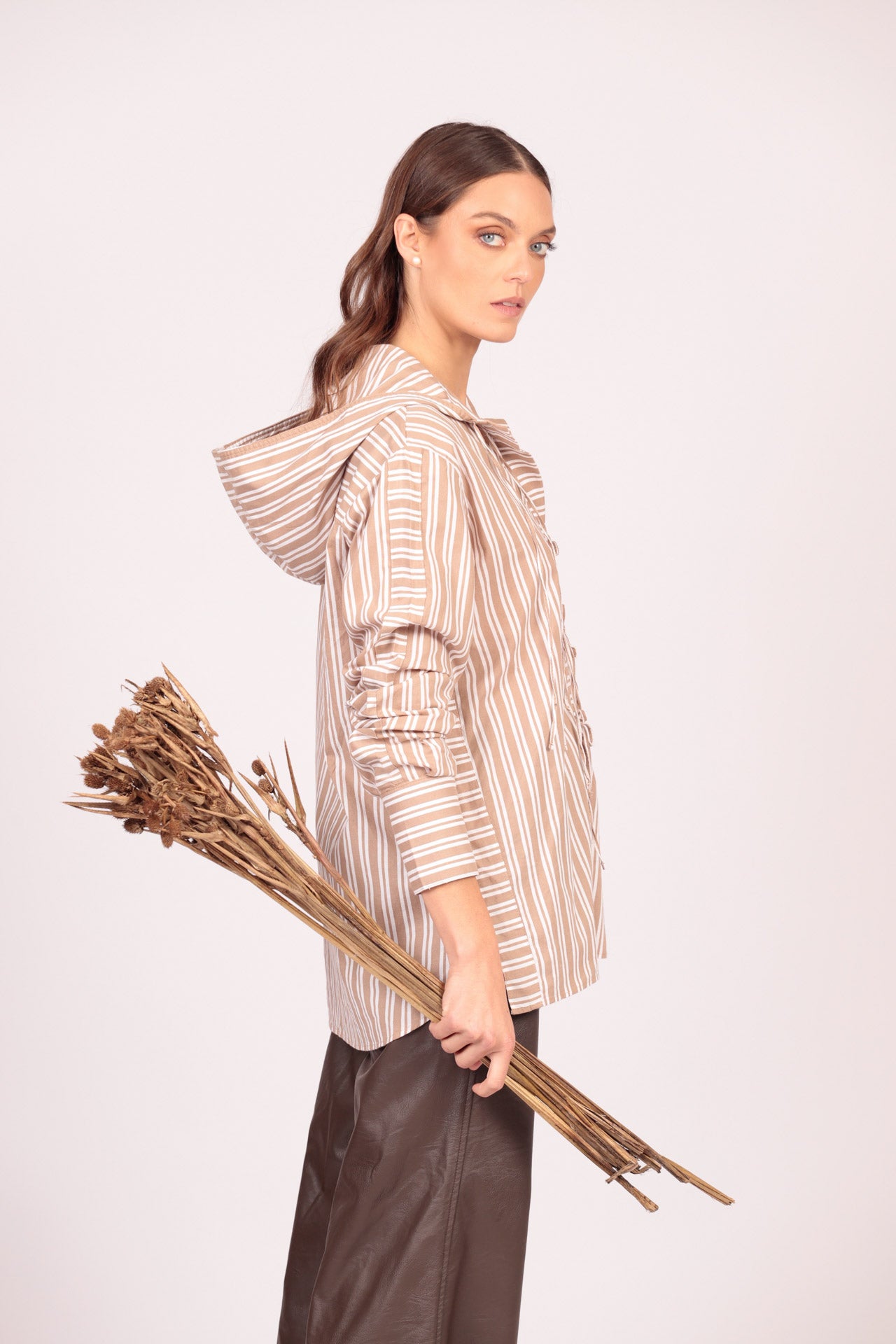 Camisa Beo (rayas beige con blanco)